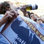 Un partidario de Berlusconi bebe para festejar la sentencia del ex primer ministro frente al tribunal de Roma
