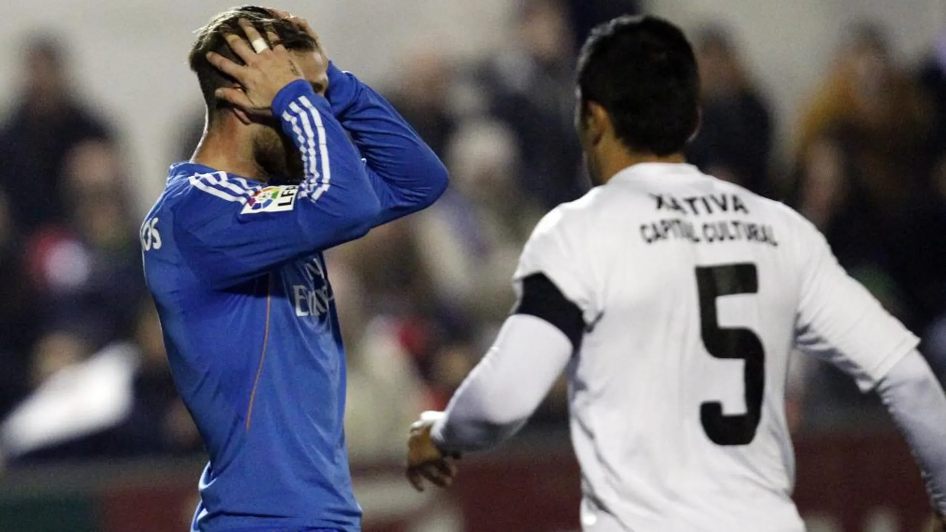 Ramos se lamenta con las manos en la cabeza ante el jugador del Xàtiva Mendoza