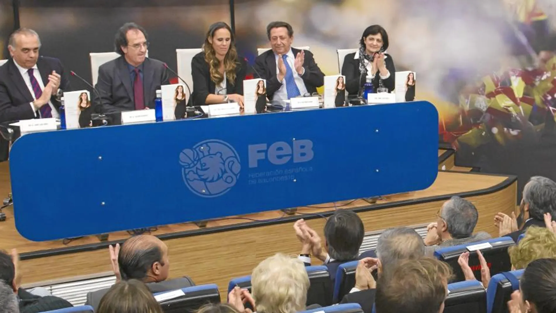 José Luis Sáez, presidente de la FEB, Julián Redondo, autor del libro, Amaya Valdemoro, Alfonso Ussía, y Lola Cruz, de Espasa