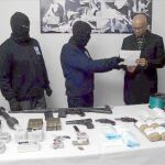 Imagen del desarme de ETA ante los verificadores