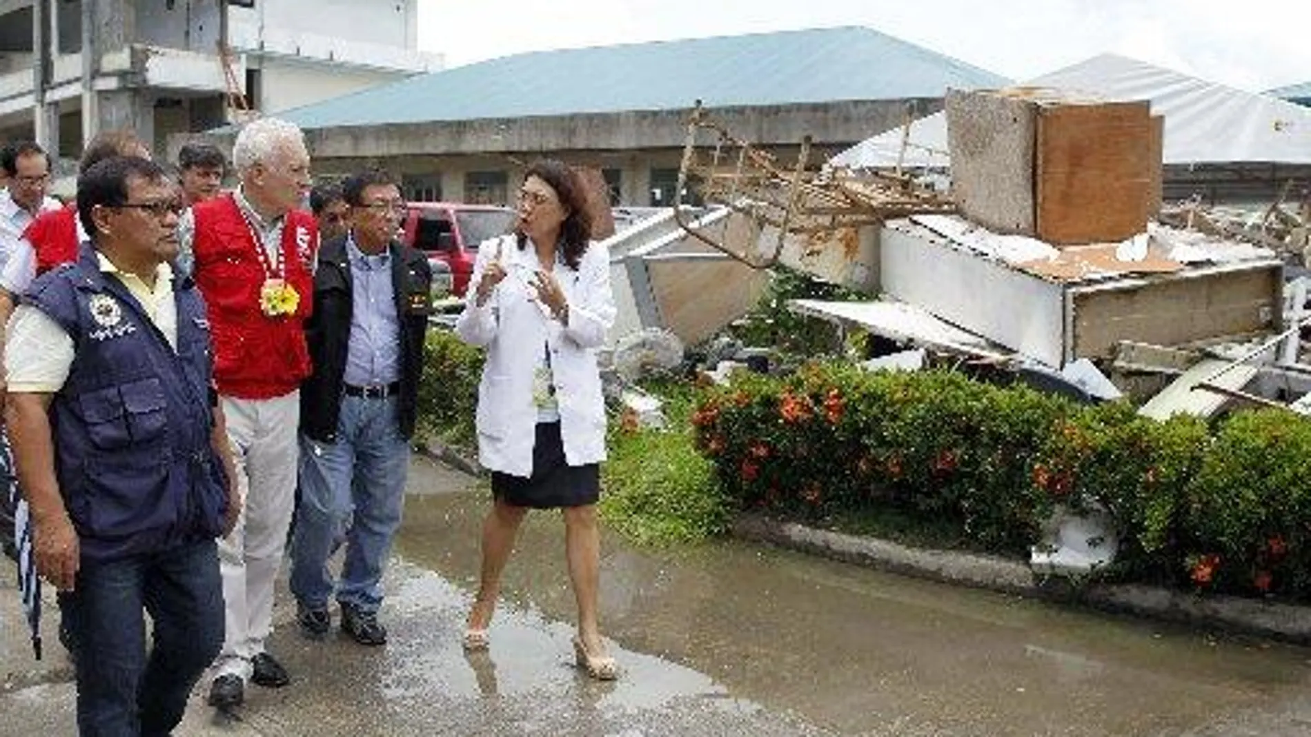 El ministro de Asuntos Exteriores y de Cooperación, Jose Manuel García-Margallo, durante su visita al Hospital Regional de Tacloban
