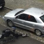 El vehículo sospechoso es registrado por la policía y por expertos militares con un robot desactivador de explosivos delante del edificio del Parlamento Europeo