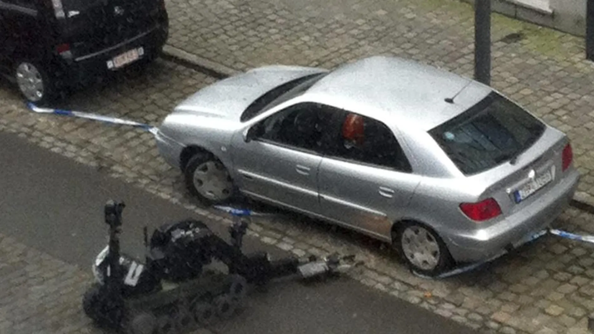 El vehículo sospechoso es registrado por la policía y por expertos militares con un robot desactivador de explosivos delante del edificio del Parlamento Europeo