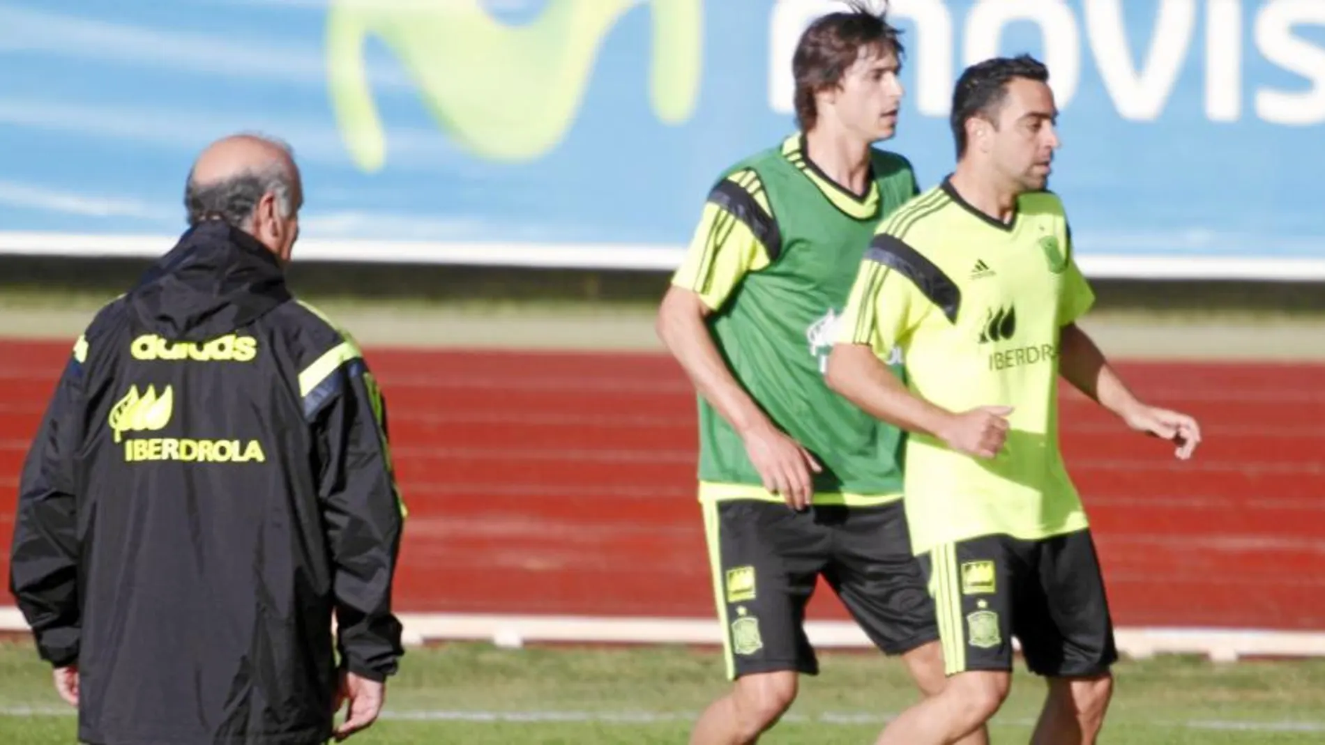 Iturraspe y Xavi en la sesión de ayer, ante la mirada de Vicente del Bosque. El entrenador de la Selección tiene que decidir si empieza el relevo en el centro del campo