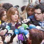 Susana Díaz atiende ayer a los medios de comunicación frente a la entrada de la sede del PSOE en Ferraz