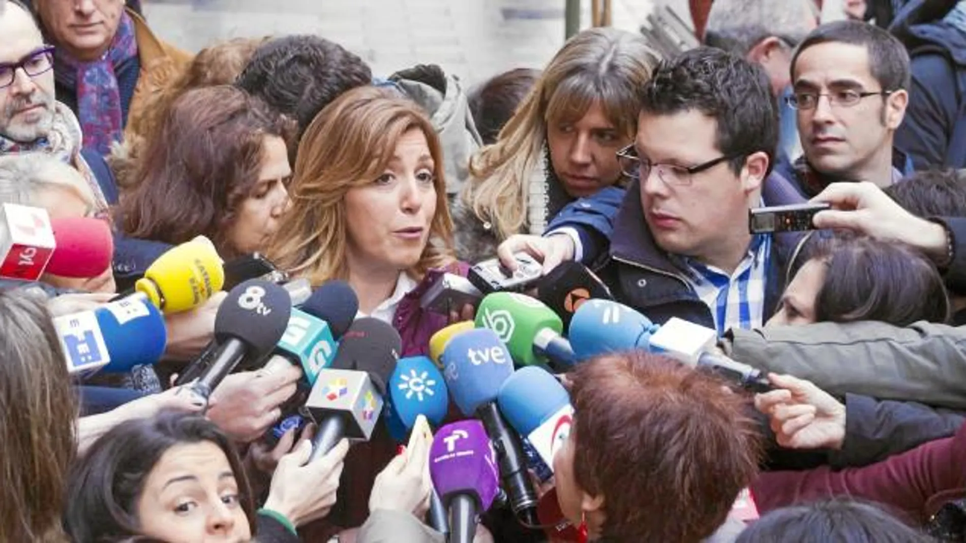 Susana Díaz atiende ayer a los medios de comunicación frente a la entrada de la sede del PSOE en Ferraz