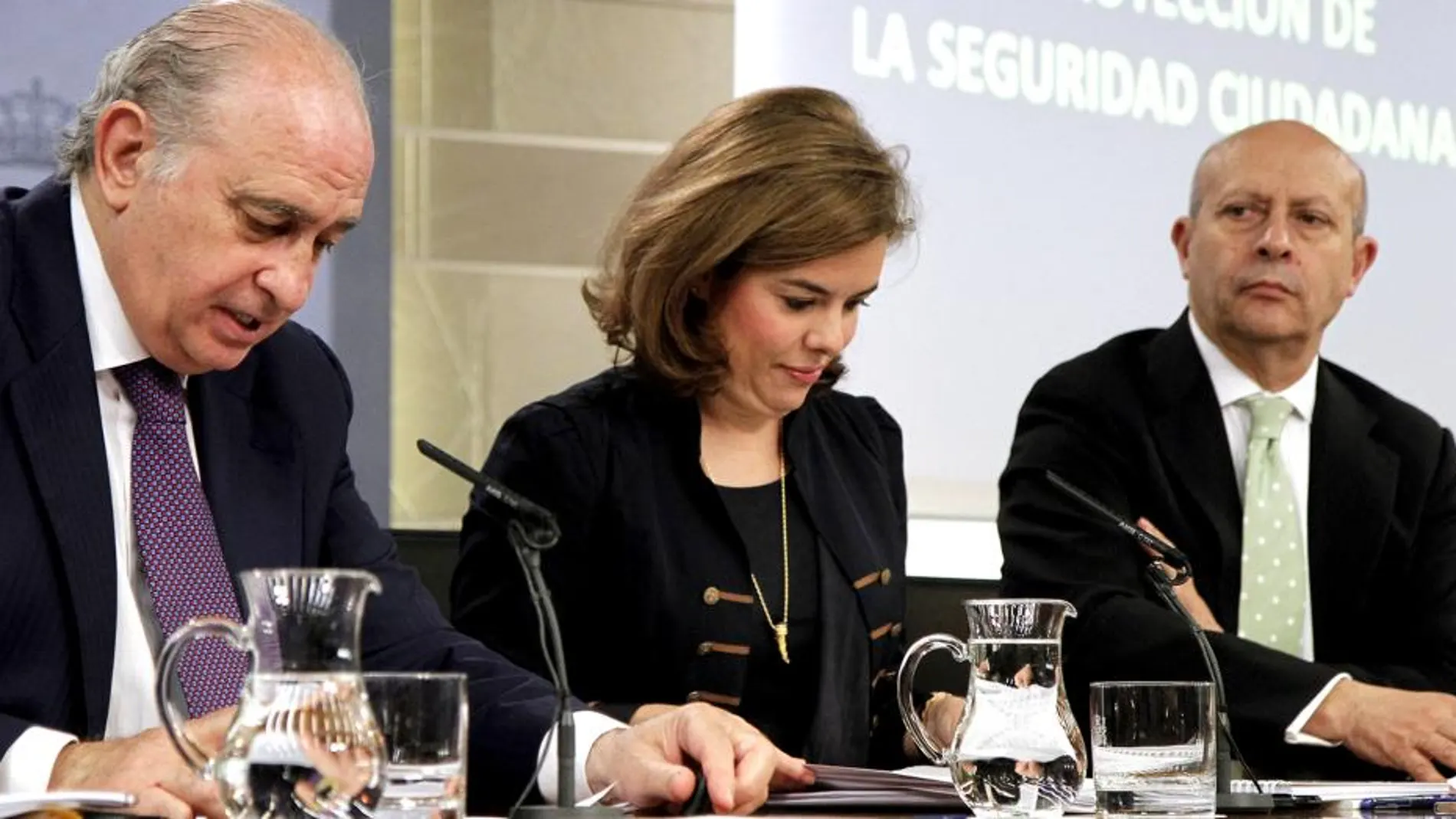Jorge Fernández Díaz, Soraya Sáenz de Santamaría y Juan Ignacio Wert, hoy, durante la rueda de prensa posterior al Consejo de Ministros.