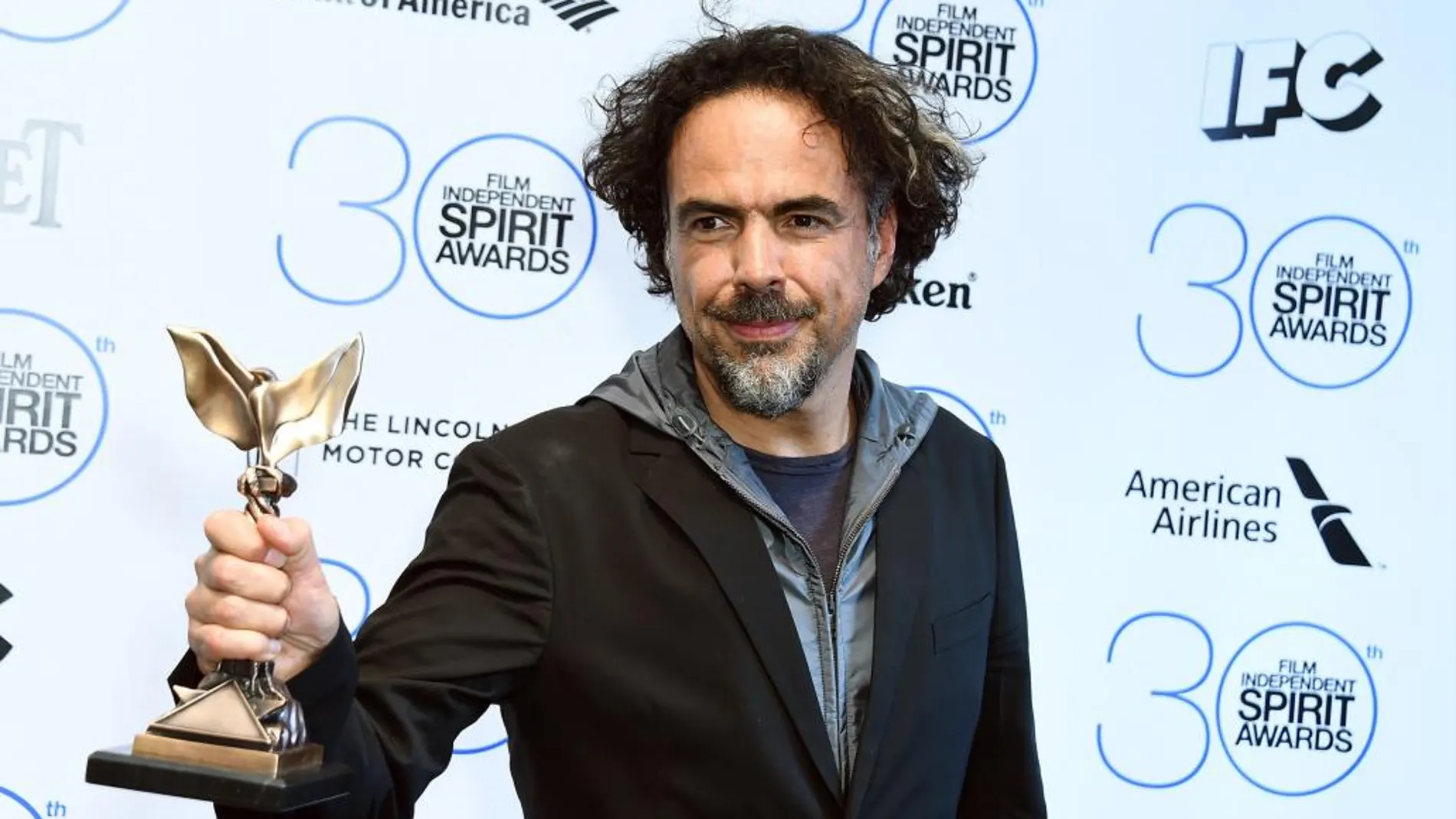 Iñárritu recogiendo uno de los premios