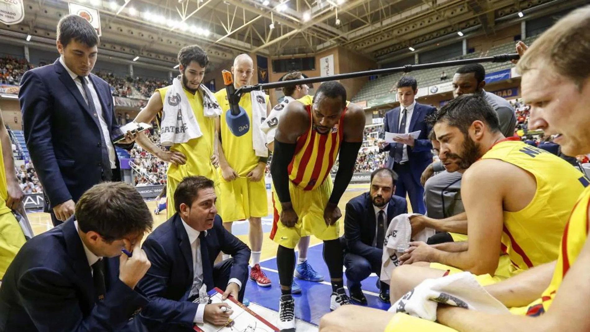 El entrenador del FC Barcelona, Xavier Pascual, da instrucciones a sus jugadores