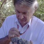 Andrew Glikson con una muestra de una de las rocas