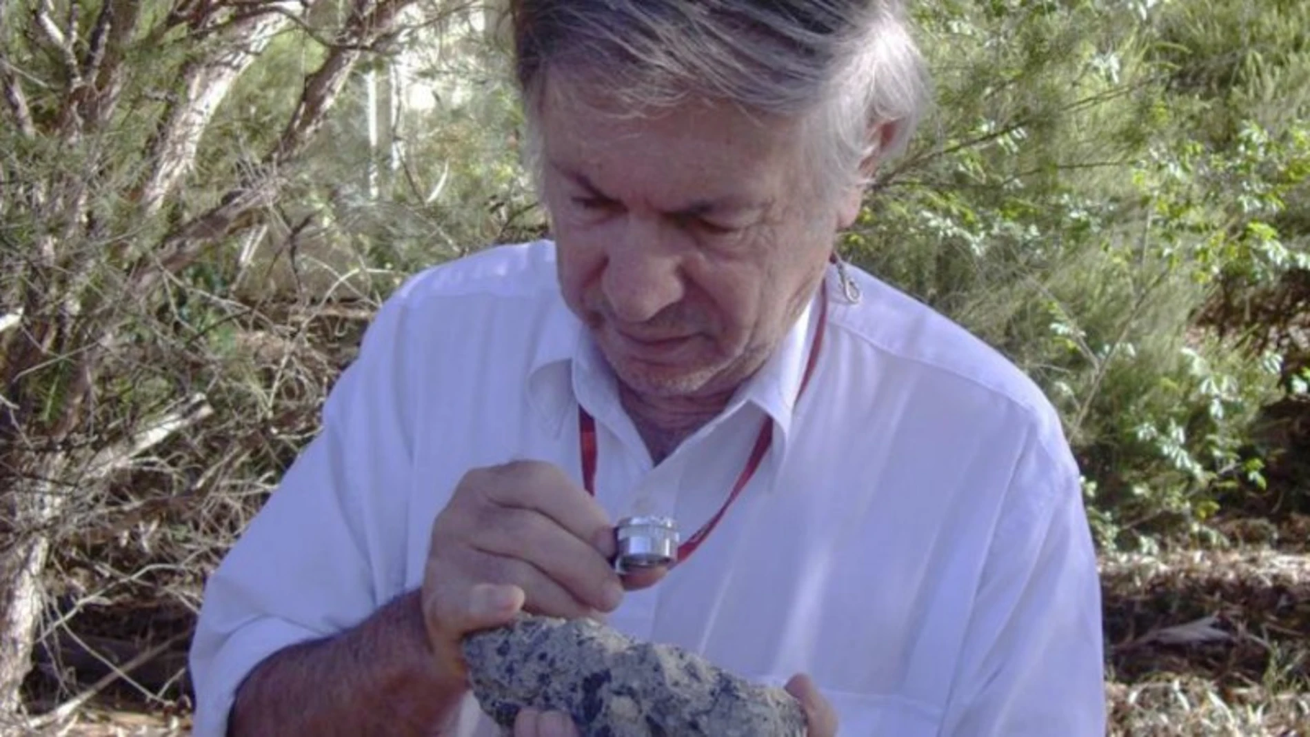 Andrew Glikson con una muestra de una de las rocas