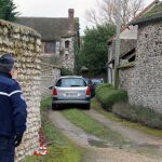 Policías franceses durante el registro en la casa del cómico