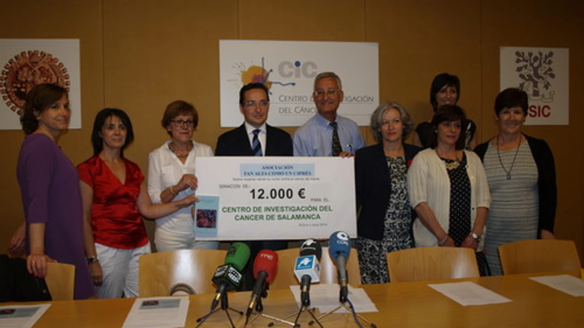 Las autoras del libro, junto con el vicerrector de Investigación de la Universidad de Salamanca, Juan Manuel Corchado, y Eugenio Santos