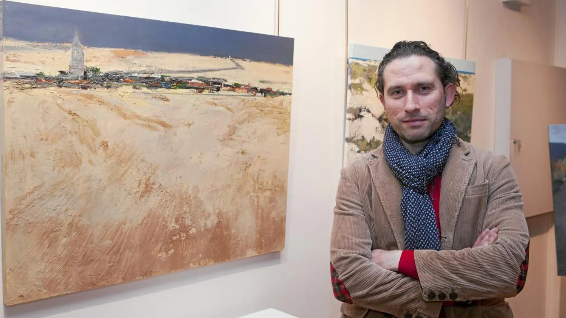 El artista Isidoro Moreno, con uno de sus cuadros en la muestra.