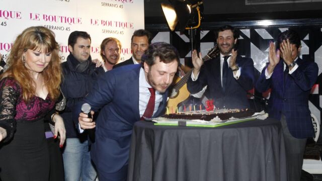 Juan Peña sopla las velas de su 35 cumpleaños