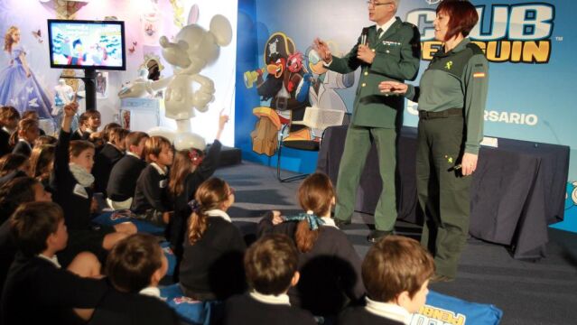 Mandos de la Guardia Civil durante la charla informativa con los personajes de dibujos animados del Club Penguin de Disney