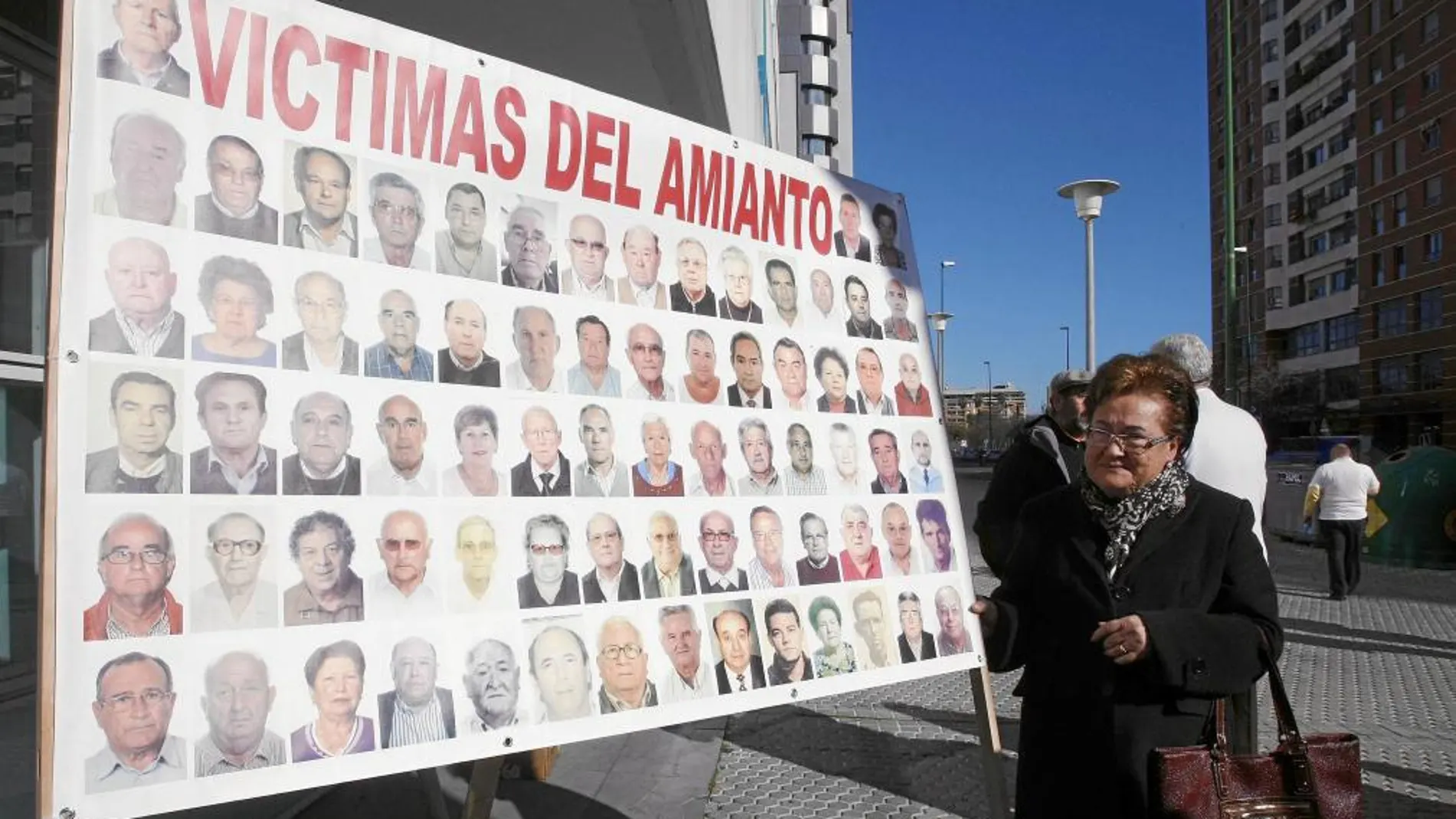 Familiares de las víctimas se concentran en la puerta del Juzgado de lo Social de Sevilla