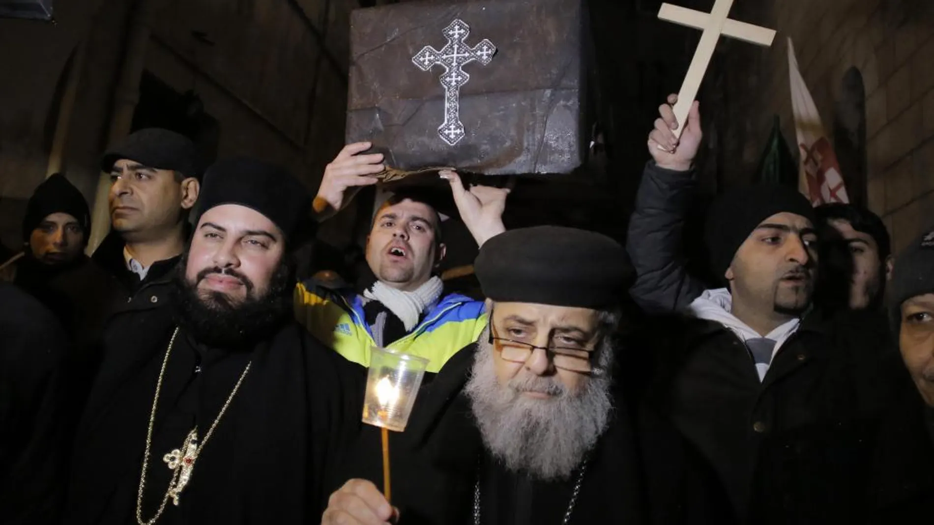 Cristianos coptos protestan por el asesinato de 21 cristianos la pasada semana en Egipto.