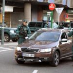 En la imagen, agentes de la Guardia civil durante la operación llevada a cabo en Bilbao.