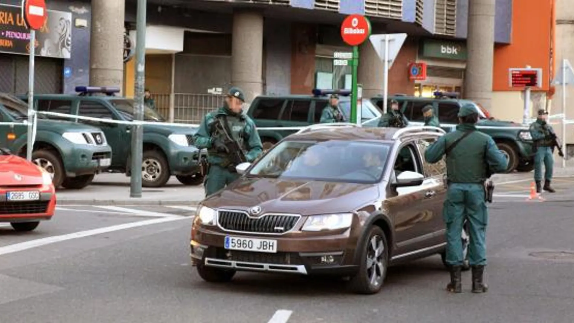 En la imagen, agentes de la Guardia civil durante la operación llevada a cabo en Bilbao.