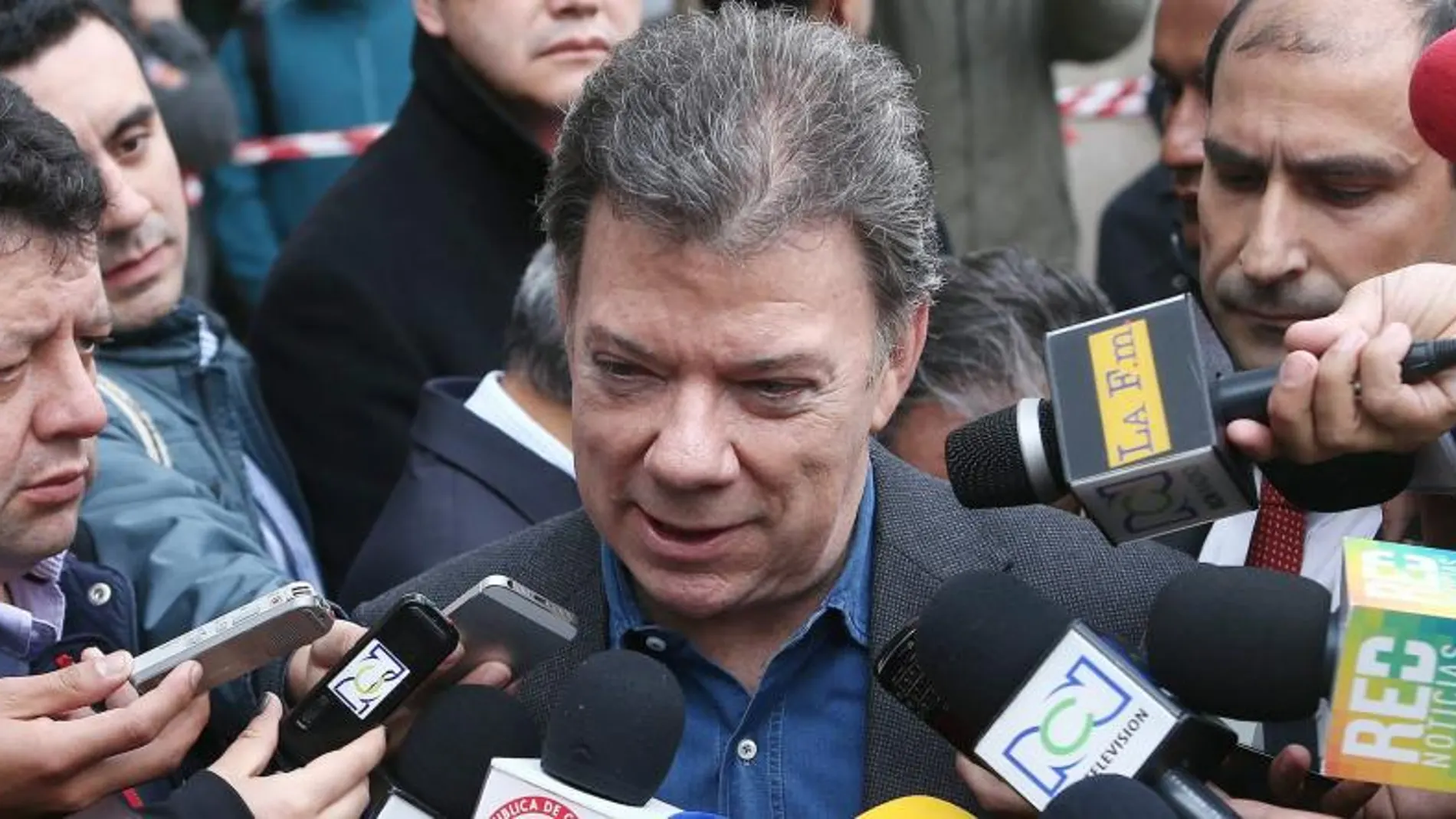 El presidente colombiano, Juan Manuel Santos, habla con los medios.