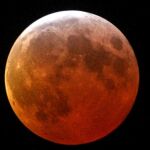 Los eclipses de Luna se producen cuando hay un alineamiento casi perfecto entre el Sol, la Tierra y la Luna, en fase de Luna llena.