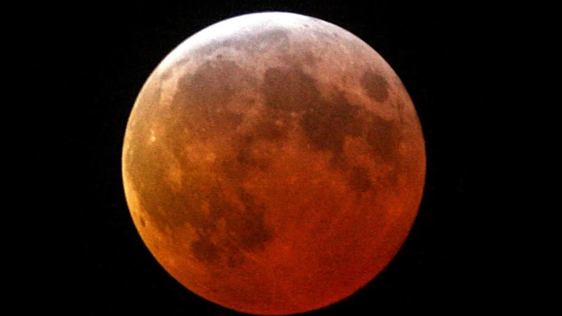 Los eclipses de Luna se producen cuando hay un alineamiento casi perfecto entre el Sol, la Tierra y la Luna, en fase de Luna llena.