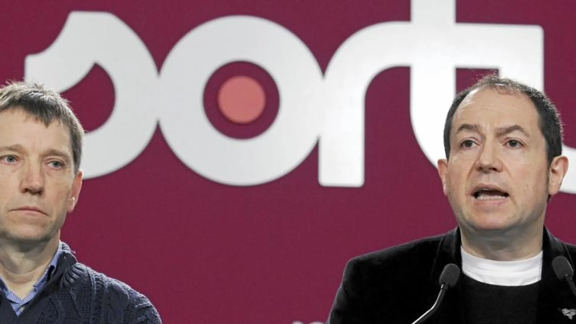 Los dirigentes de Sortu, Pernando Barrena (d) y Rufi Etxeberria, en un momento de la conferencia de prensa para opinar sobre el contenido del último comunicado del colectivo de presos de ETA (