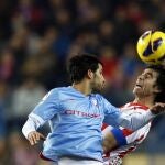 Tiago Cardoso pelea un balón con Alex Lopez