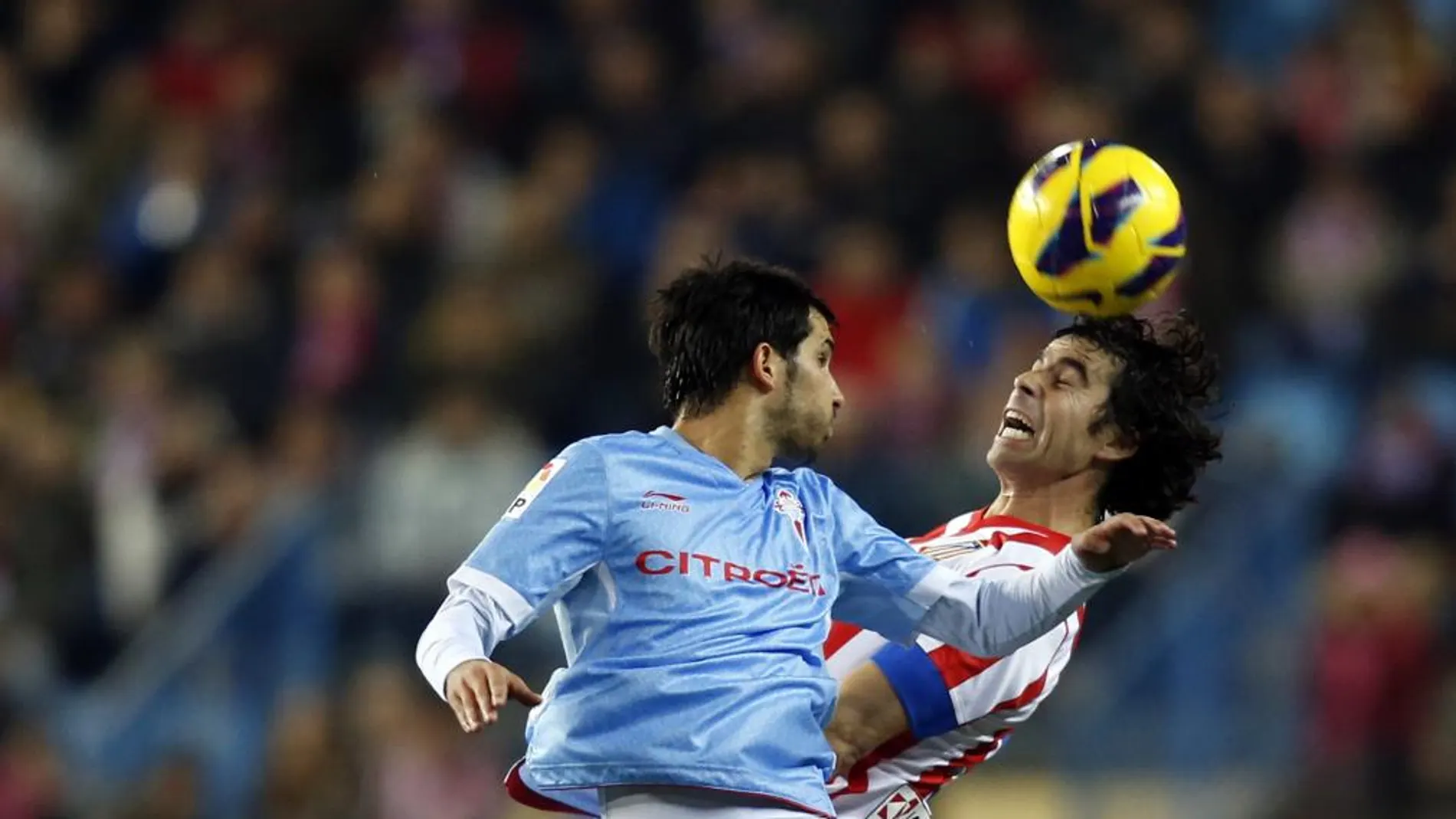 Tiago Cardoso pelea un balón con Alex Lopez