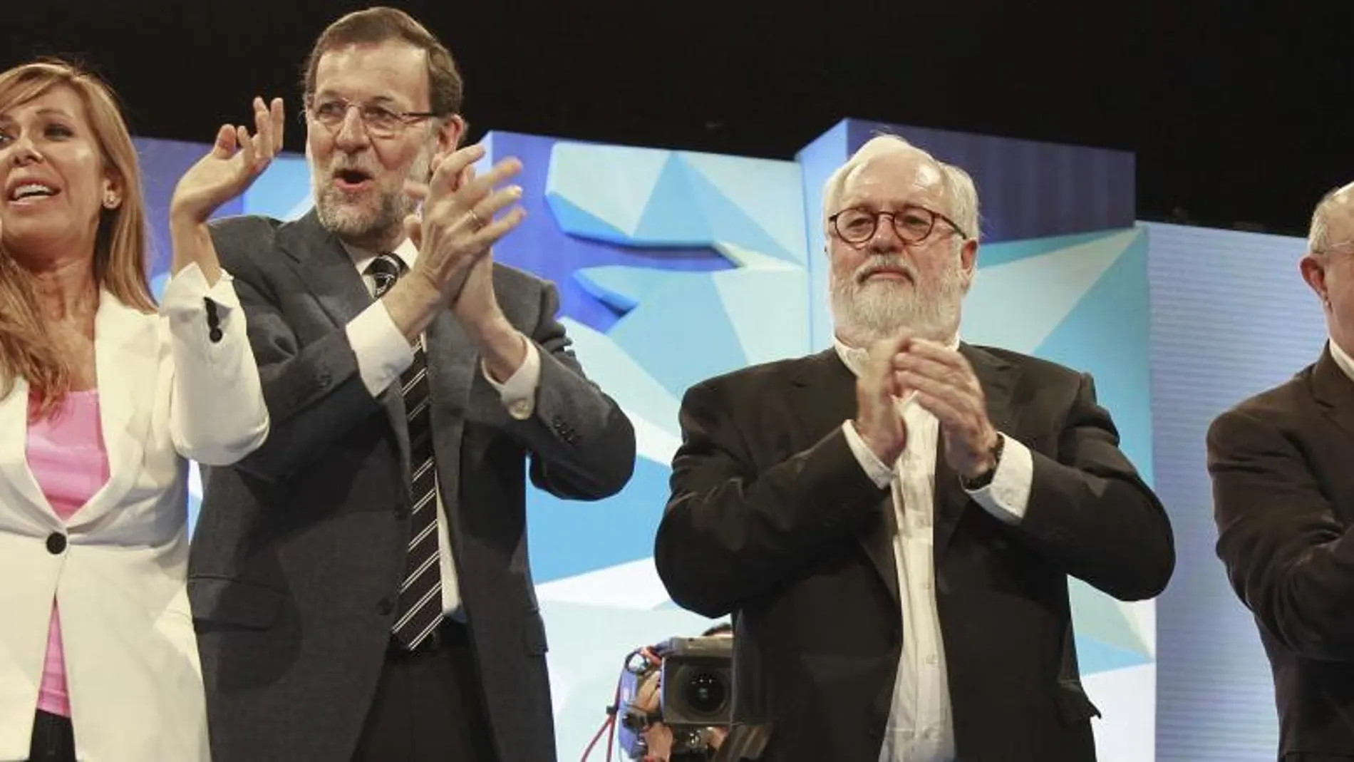 El presidente del Gobierno, Mariano Rajoy (2ºi), junto a Alicia Sánchez-Camacho (i), Miquel Árias Cañete y Santiago Fisas.