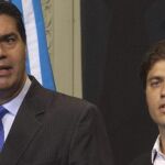 El jefe de Gabinete de Gobierno de Argentina, Jorge Capitanich (i) y el ministro de Economía, Axel Kicillof (d),ayer en Buenos Aires.