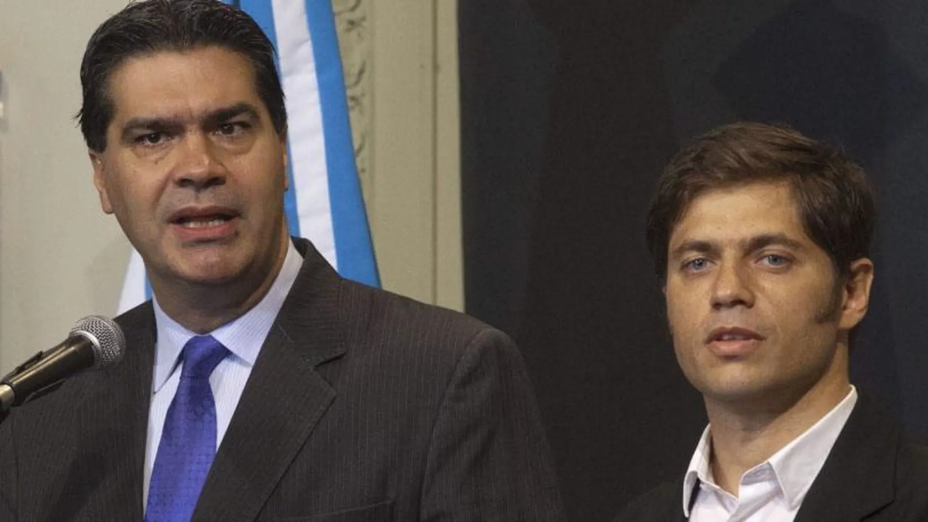El jefe de Gabinete de Gobierno de Argentina, Jorge Capitanich (i) y el ministro de Economía, Axel Kicillof (d),ayer en Buenos Aires.