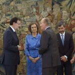 Los Reyes conversan con el presidente del Gobierno, Mariano Rajoy , en presencia del presidente del Tribunal Supremo y Consejo del Poder Judicial (CGPJ), Carlos Lesmes