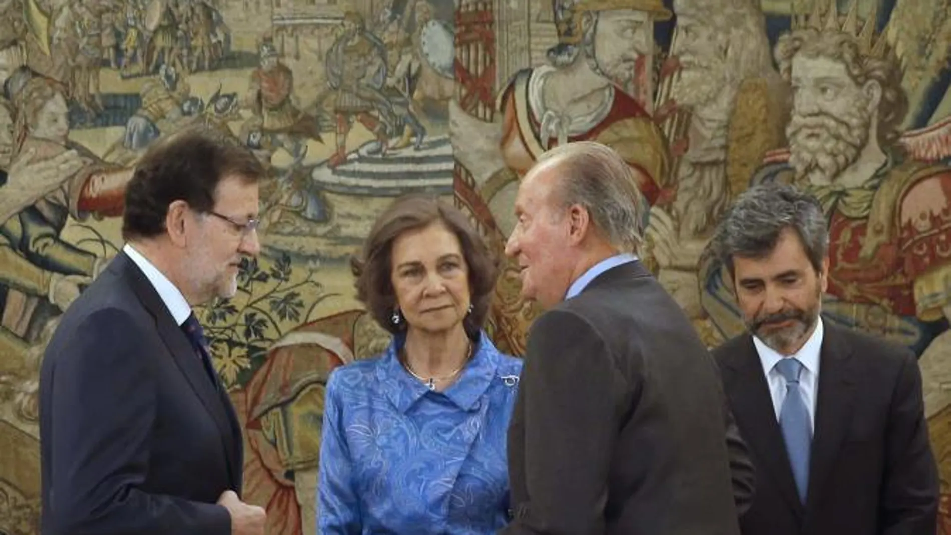 Los Reyes conversan con el presidente del Gobierno, Mariano Rajoy , en presencia del presidente del Tribunal Supremo y Consejo del Poder Judicial (CGPJ), Carlos Lesmes