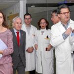 La directora general de Recursos Humanos de la Junta, Esperanza Vázquez, y el delegado de la Junta, Luis Domingo González, ayer en el Complejo Hospitalario de Palencia, primero de su categoría que obtiene la calificación de Universitario en nuestra Comunidad