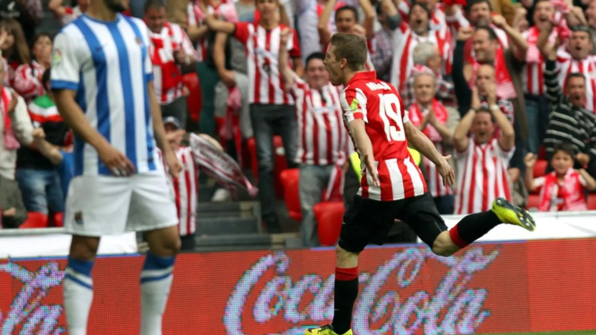El delantero del Athletic de Bilbao Iker Muniain celebra la consecución del primer gol de su equipo ante la Real Sociedad