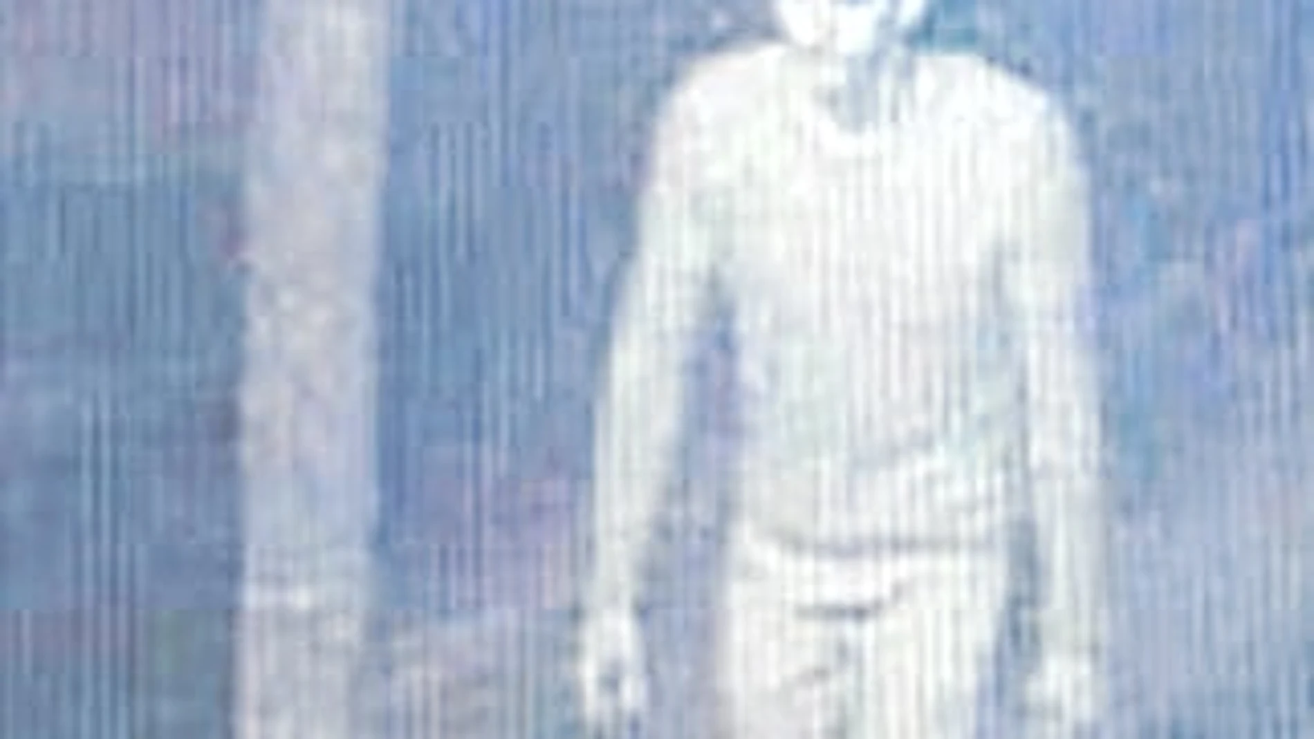 Las imágenes difundidas del «violador del cúter» muestran a un joven de complexión delgada