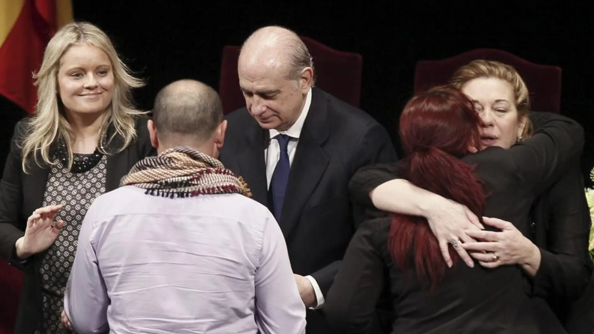 Jorge Fernández Díaz, junto a la presidenta de la Asociación 11M Afectados del Terrorismo, Pilar Manjón, y la presidenta de la Fundación de Víctimas del Terrorismo (FVT), María del Mar Blanco