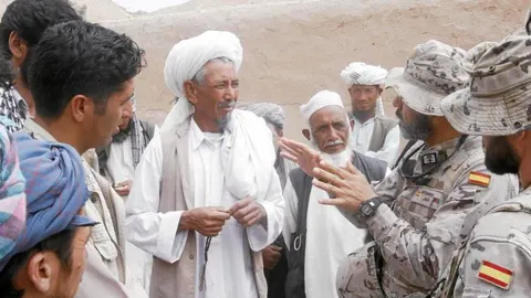 Un convoy de militares españoles conversa con las autoridades de Qala i Naw en agosto de 2013