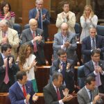 Diputados del PP en la Asamblea de Madrid aplauden al presidente regional, Ignacio González