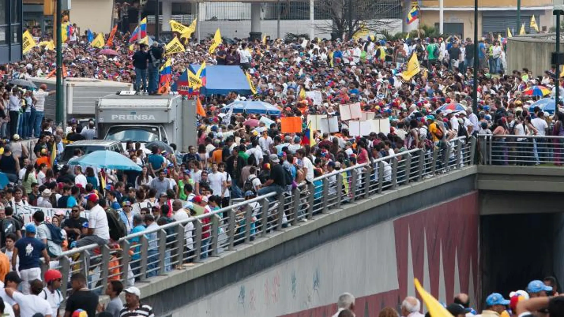 Vista de la marcha convocada por la oposición venezolana, en la que pidieron la liberación de los estudiantes detenidos en las protestas de los últimos días.