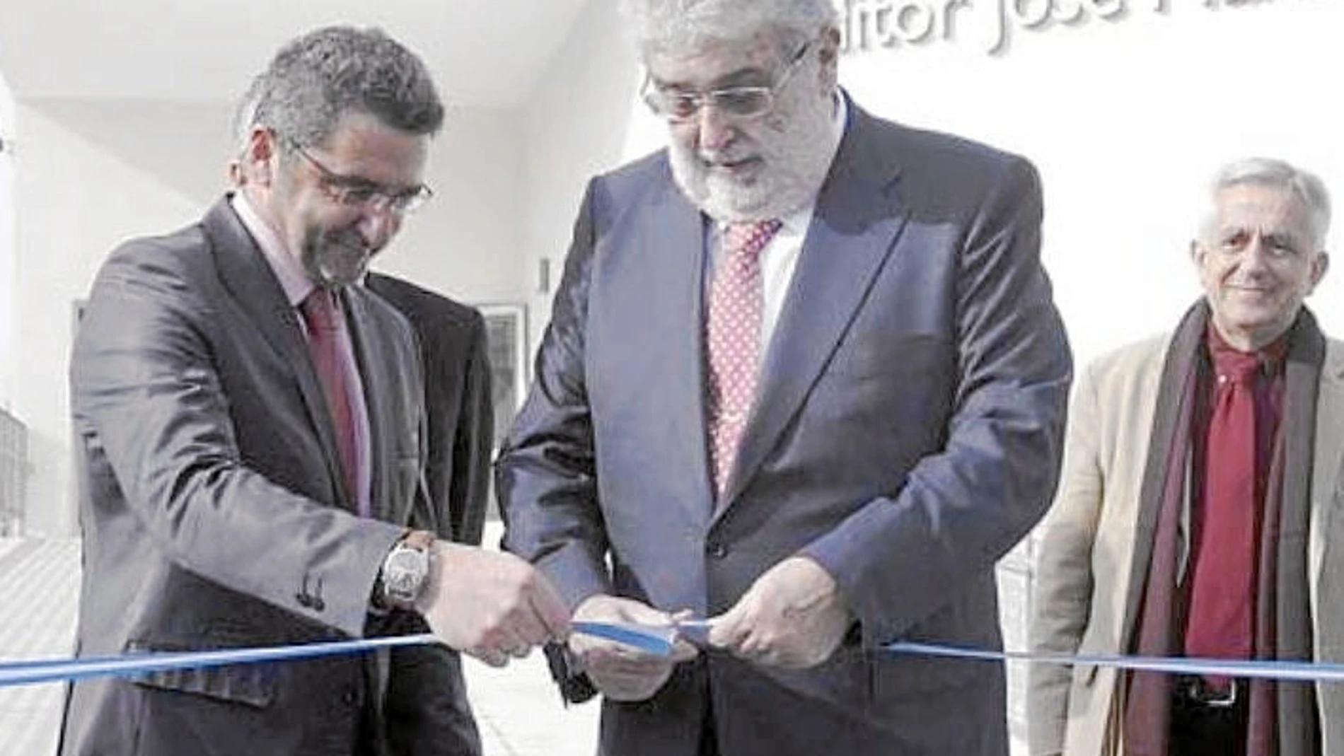 José Manuel Lara Bosch inauguró en diciembre de 2010 la biblioteca que lleva su nombre en la localidad sevillana de Alcalá de Guadaíra