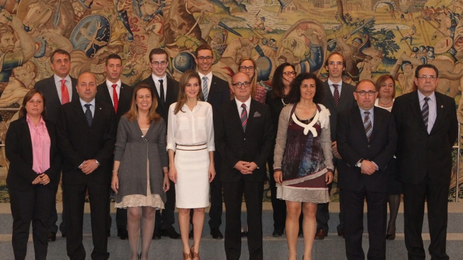 Fotografía de grupo de Su Alteza Real la Princesa de Asturias con el Comité Organizador del Campeonato del Mundo de Patinaje Artístico sobre Ruedas 2014