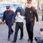 En la imagen, el autor de un delito es conducido por los Mossos d'Esquadra a un juicio en la Audiencia de Barcelona