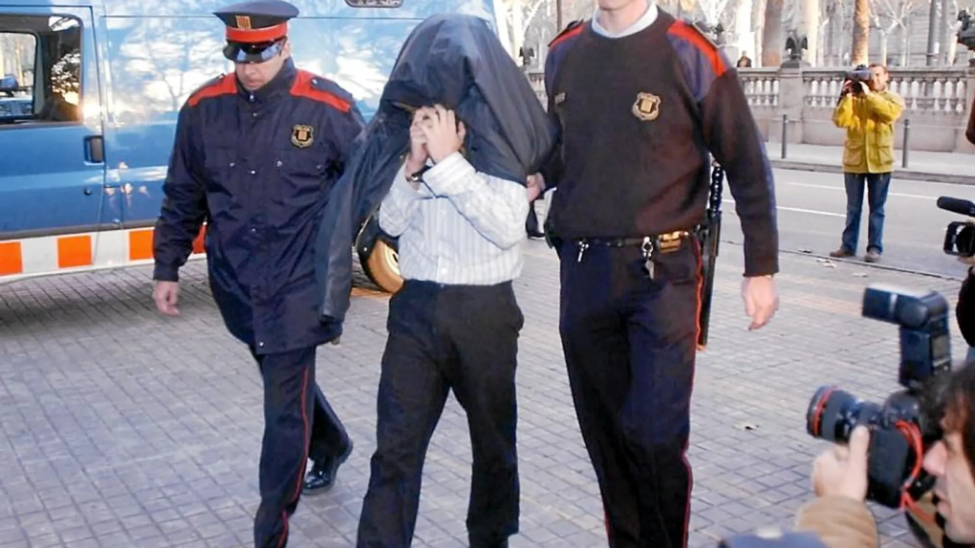 En la imagen, el autor de un delito es conducido por los Mossos d'Esquadra a un juicio en la Audiencia de Barcelona