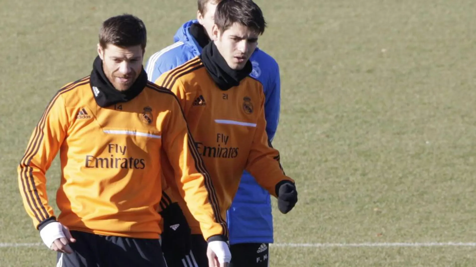 Los jugadores del Real Madrid, Xabi Alonso y Morata, durante el entrenamiento del equipo esta mañana en Valdebebas