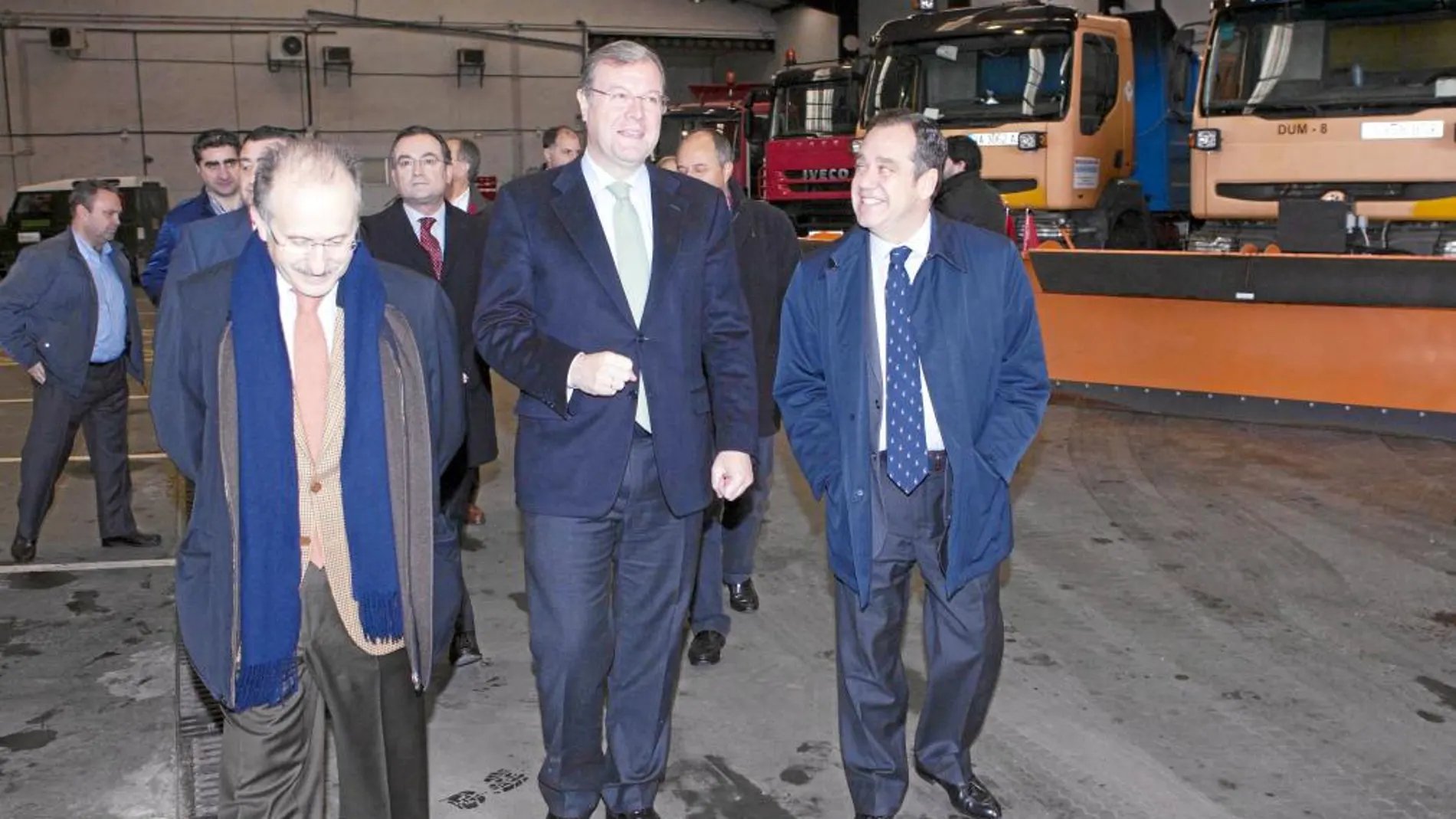 El consejero Antonio Silván visita el centro de conservación de carreteras de Valladolid