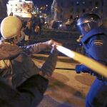 Un radical intenta agredir con una barra a un agente de Policía el pasado 22-M
