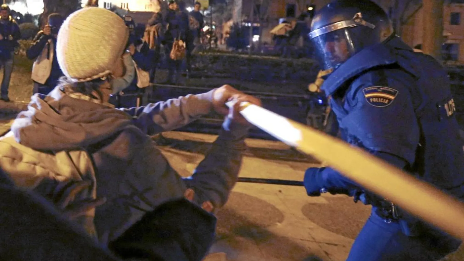 Un radical intenta agredir con una barra a un agente de Policía el pasado 22-M